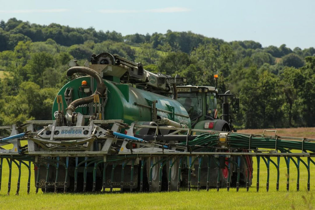 La rampe à patins pour tonne à lisier permet d’épandre le lisier directement au sol, en bandes régulières. Ce système limite les pertes d’azote par volatilisation, ce qui améliore la valorisation des éléments nutritifs par les cultures et réduit les besoins en engrais chimiques. Contrairement à un épandage avec pendillard, il salit moins les feuilles, diminue les odeurs et réduit les risques de ruissellement. C’est donc une solution plus efficace, plus propre et plus respectueuse de l’environnement.